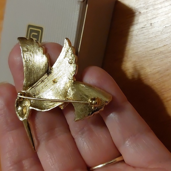 Vintage Avon 1987 Gold hummingbird brooch pin ruby eye with box - Picture 3 of 6